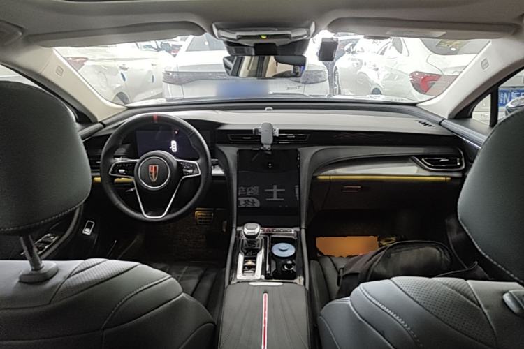 Used Hongqi H5 2024 2.0T Automatic Smart Connect Flagship Edition Center Console