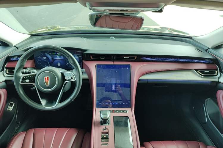 Used Hongqi H5 2024 2.0T Automatic Smart Connect Flagship Edition Center Console