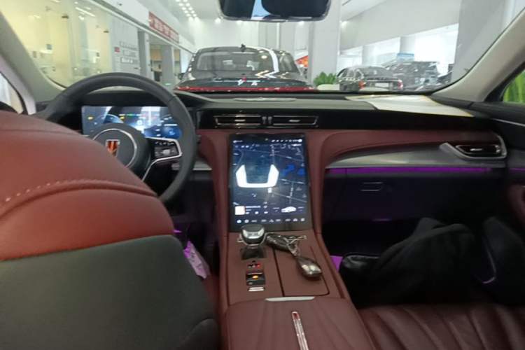 Used Hongqi H5 2024 2.0T Automatic Smart Connect Flagship Edition Center Console