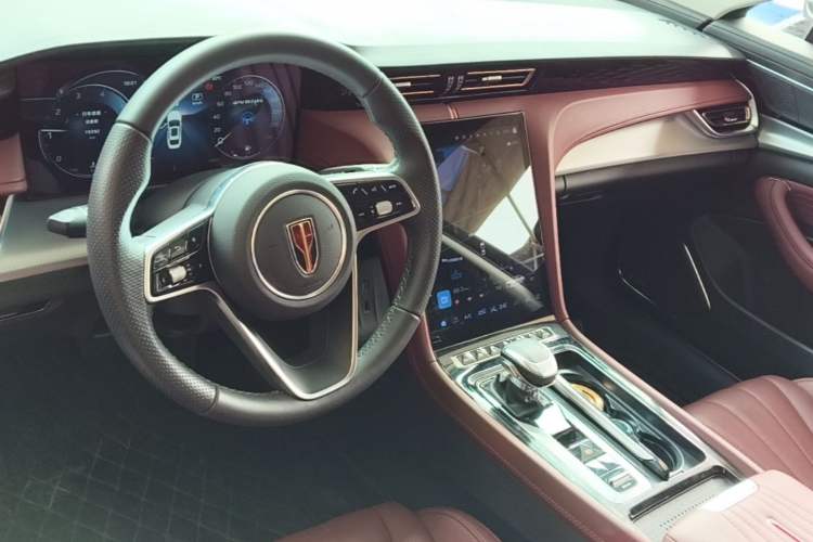 Used Hongqi H5 2024 2.0T Automatic Smart Connect Flagship Edition Center Console