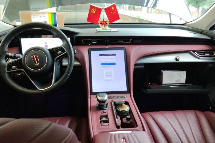 Used Hongqi H5 2024 2.0T Automatic Smart Connect Flagship Edition Center Console