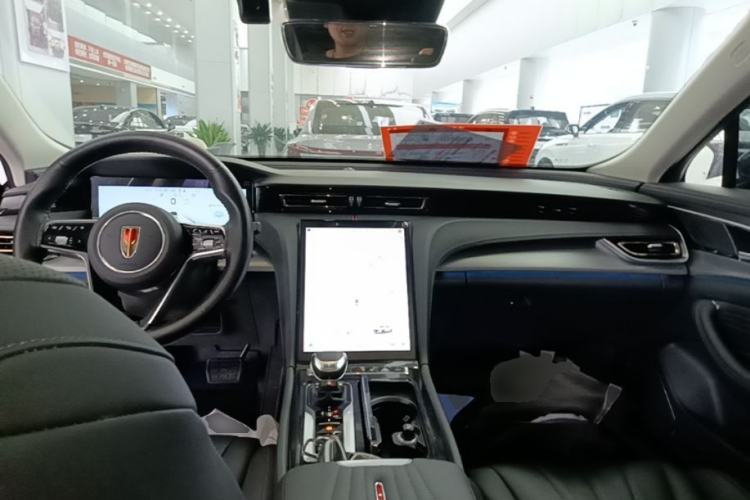 Used Hongqi H5 2024 2.0T Automatic Smart Connect Flagship Edition Center Console