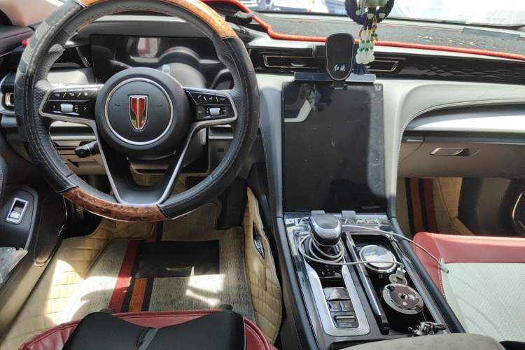Used Hongqi H5 2024 2.0T Automatic Smart Connect Flagship Edition Center Console