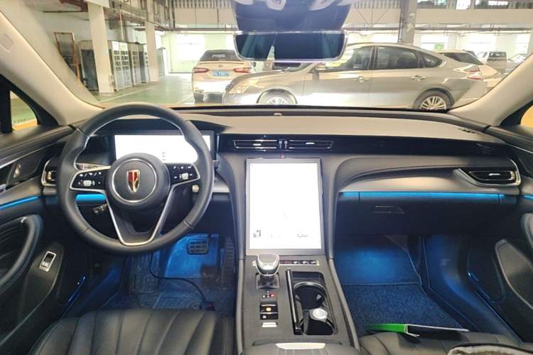 Used Hongqi H5 2024 2.0T Automatic Smart Connect Flagship Edition Center Console