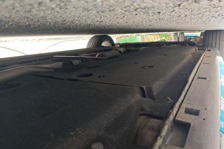 Used Hongqi H5 2024 2.0T Automatic Smart Connect Flagship Edition Chassis Rear Left