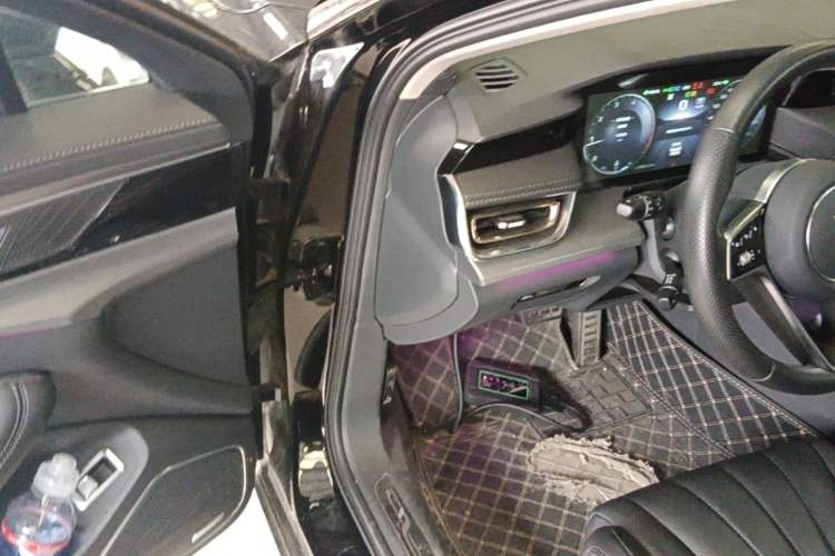 Used Hongqi H5 2024 2.0T Automatic Smart Connect Flagship Edition Driver Seat