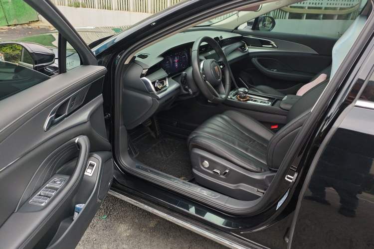 Used Hongqi H5 2024 2.0T Automatic Smart Connect Flagship Edition Driver Seat