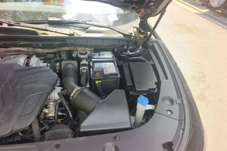 Used Hongqi H5 2024 2.0T Automatic Smart Connect Flagship Edition Engine Bay Left