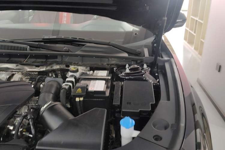 Used Hongqi H5 2024 2.0T Automatic Smart Connect Flagship Edition Engine Bay Left