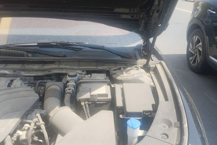 Used Hongqi H5 2024 2.0T Automatic Smart Connect Flagship Edition Engine Bay Left