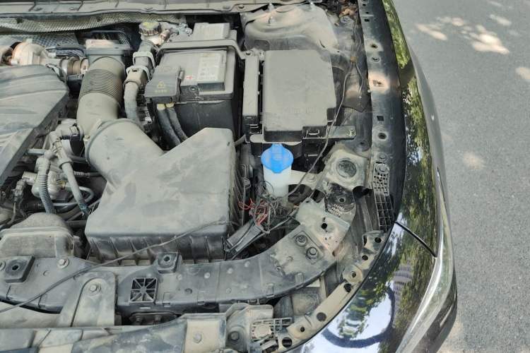 Used Hongqi H5 2024 2.0T Automatic Smart Connect Flagship Edition Engine Bay Left
