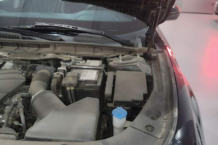 Used Hongqi H5 2024 2.0T Automatic Smart Connect Flagship Edition Engine Bay Left