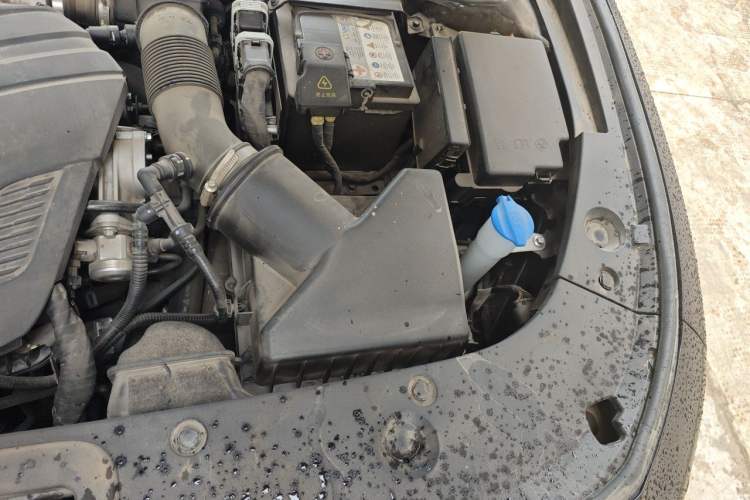 Used Hongqi H5 2024 2.0T Automatic Smart Connect Flagship Edition Engine Bay Left