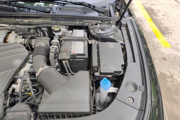 Used Hongqi H5 2024 2.0T Automatic Smart Connect Flagship Edition Engine Bay Left