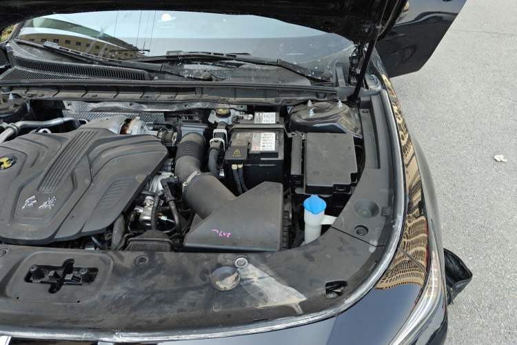Used Hongqi H5 2024 2.0T Automatic Smart Connect Flagship Edition Engine Bay Left
