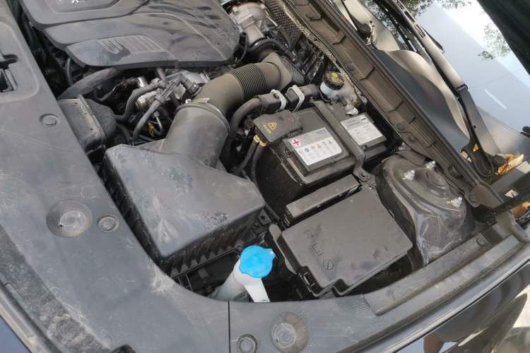 Used Hongqi H5 2024 2.0T Automatic Smart Connect Flagship Edition Engine Bay Right