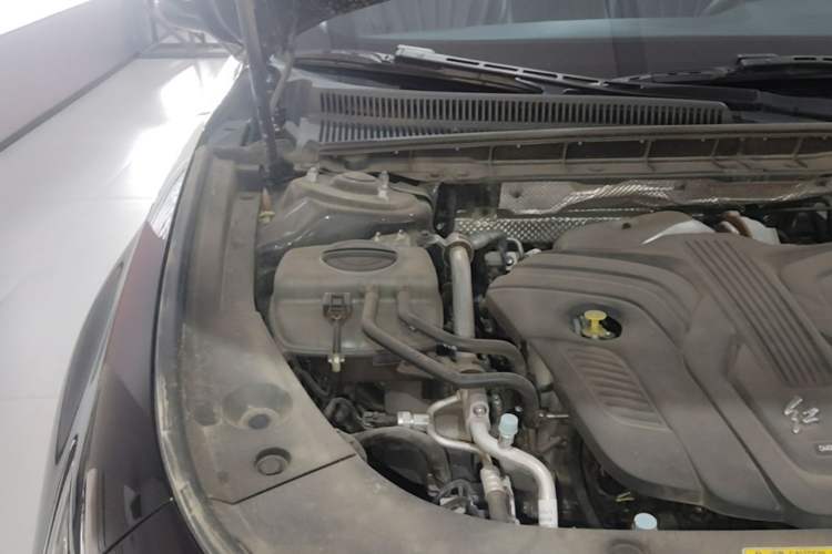 Used Hongqi H5 2024 2.0T Automatic Smart Connect Flagship Edition Engine Bay Right