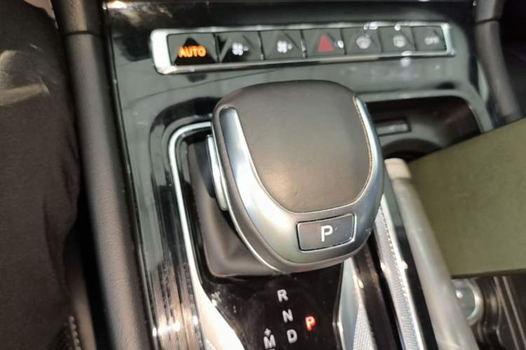 Used Hongqi H5 2024 2.0T Automatic Smart Connect Flagship Edition Gear Lever