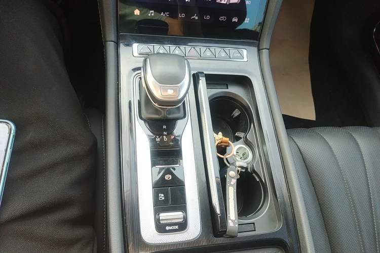 Used Hongqi H5 2024 2.0T Automatic Smart Connect Flagship Edition Gear Lever