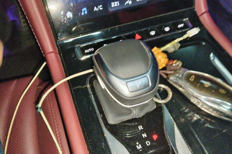 Used Hongqi H5 2024 2.0T Automatic Smart Connect Flagship Edition Gear Lever