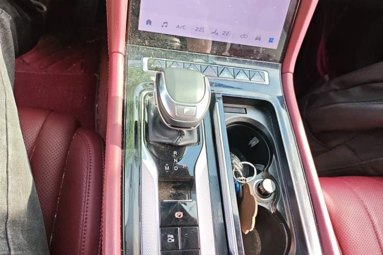 Used Hongqi H5 2024 2.0T Automatic Smart Connect Flagship Edition Gear Lever