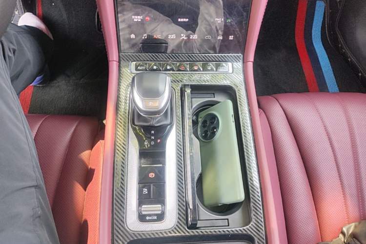 Used Hongqi H5 2024 2.0T Automatic Smart Connect Flagship Edition Gear Lever