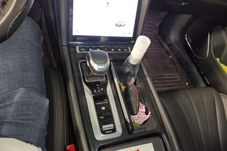 Used Hongqi H5 2024 2.0T Automatic Smart Connect Flagship Edition Gear Lever