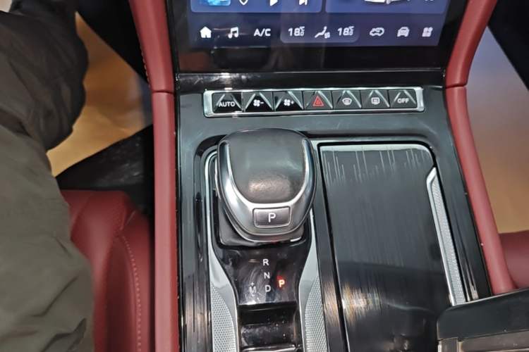 Used Hongqi H5 2024 2.0T Automatic Smart Connect Flagship Edition Gear Lever