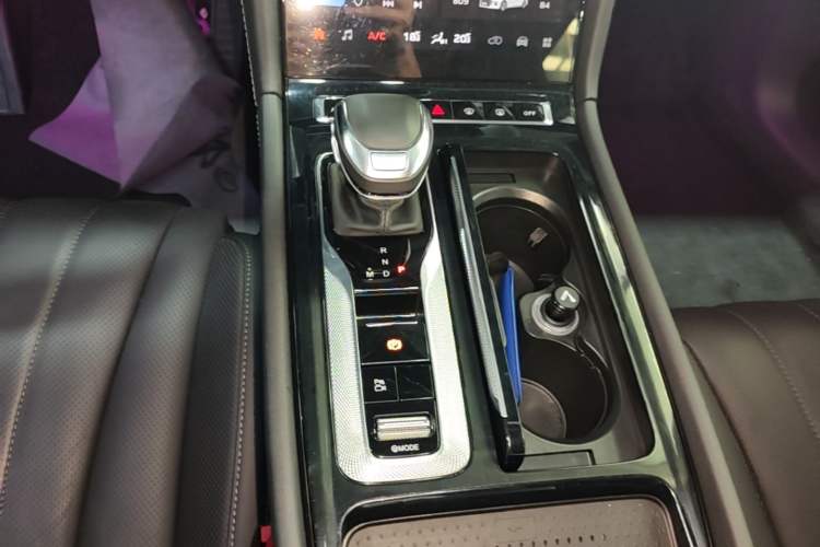Used Hongqi H5 2024 2.0T Automatic Smart Connect Flagship Edition Gear Lever