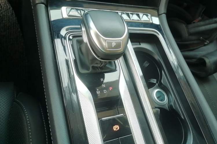 Used Hongqi H5 2024 2.0T Automatic Smart Connect Flagship Edition Gear Lever