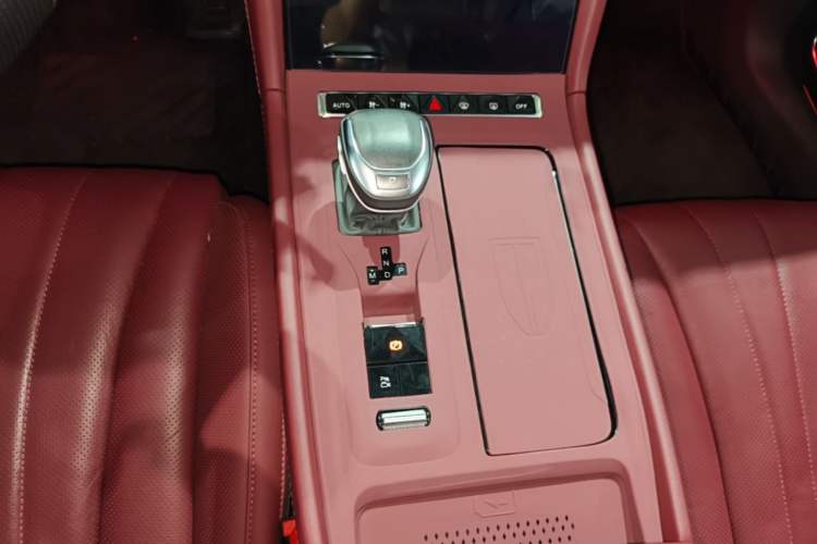 Used Hongqi H5 2024 2.0T Automatic Smart Connect Flagship Edition Gear Lever