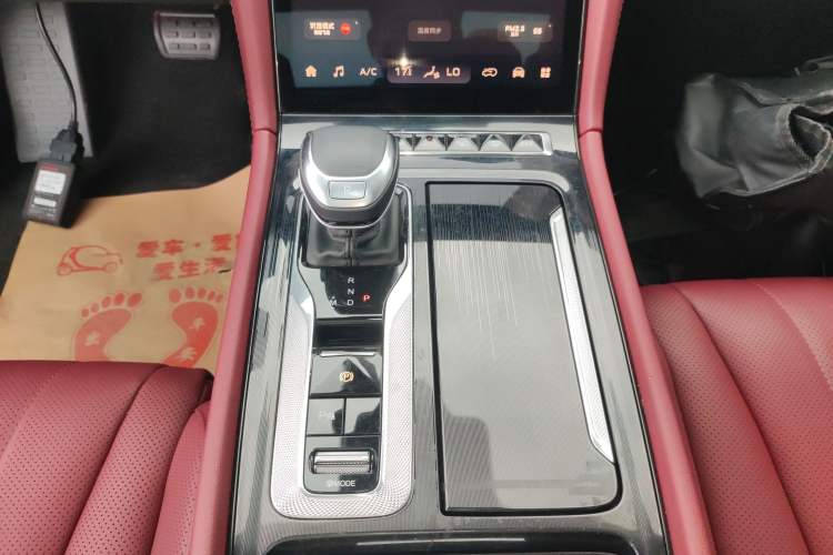 Used Hongqi H5 2024 2.0T Automatic Smart Connect Flagship Edition Gear Lever
