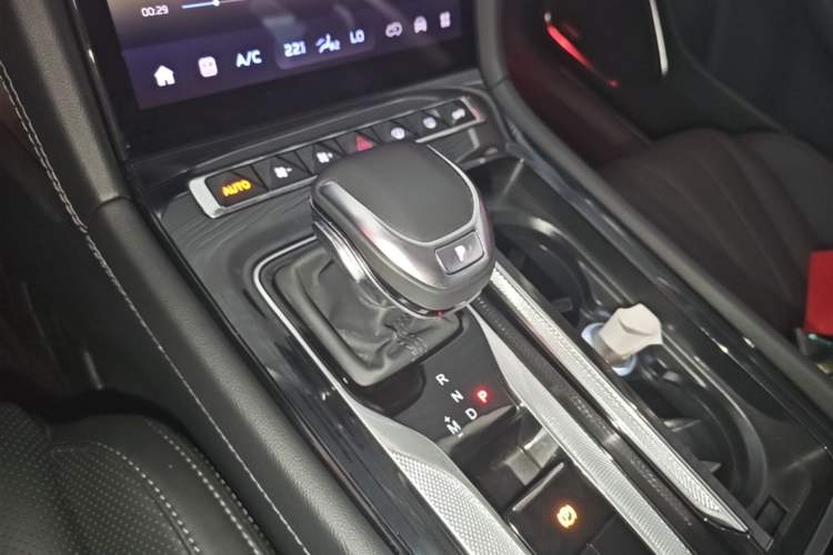Used Hongqi H5 2024 2.0T Automatic Smart Connect Flagship Edition Gear Lever