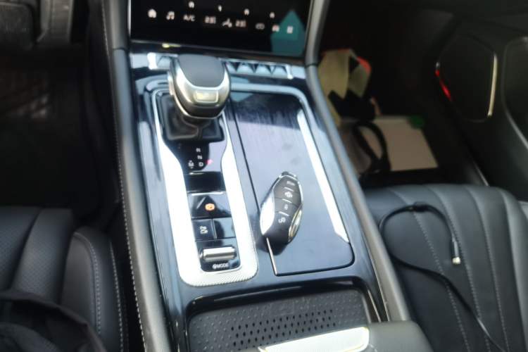 Used Hongqi H5 2024 2.0T Automatic Smart Connect Flagship Edition Gear Lever