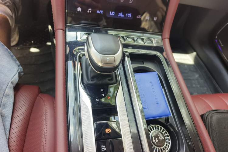 Used Hongqi H5 2024 2.0T Automatic Smart Connect Flagship Edition Gear Lever