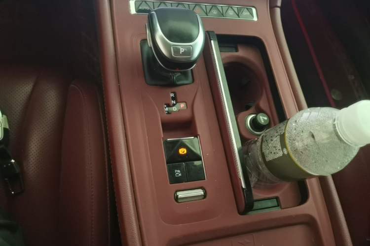Used Hongqi H5 2024 2.0T Automatic Smart Connect Flagship Edition Gear Lever