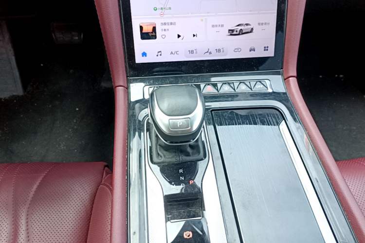 Used Hongqi H5 2024 2.0T Automatic Smart Connect Flagship Edition Gear Lever