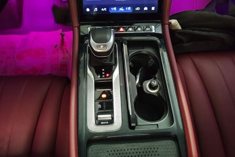 Used Hongqi H5 2024 2.0T Automatic Smart Connect Flagship Edition Gear Lever
