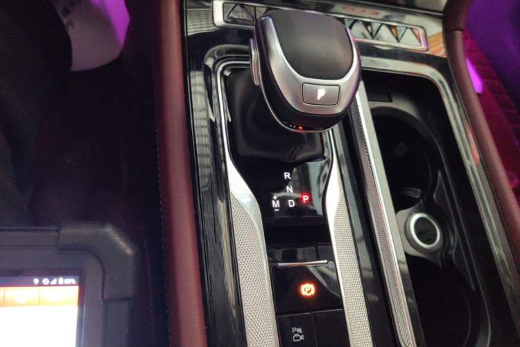 Used Hongqi H5 2024 2.0T Automatic Smart Connect Flagship Edition Gear Lever