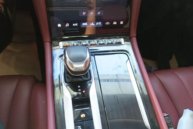 Used Hongqi H5 2024 2.0T Automatic Smart Connect Flagship Edition Gear Lever
