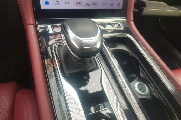 Used Hongqi H5 2024 2.0T Automatic Smart Connect Flagship Edition Gear Lever