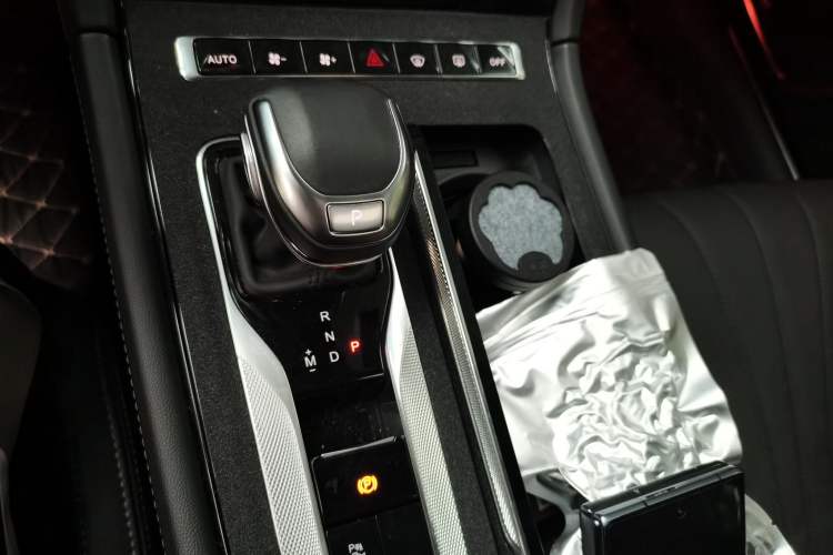 Used Hongqi H5 2024 2.0T Automatic Smart Connect Flagship Edition Gear Lever