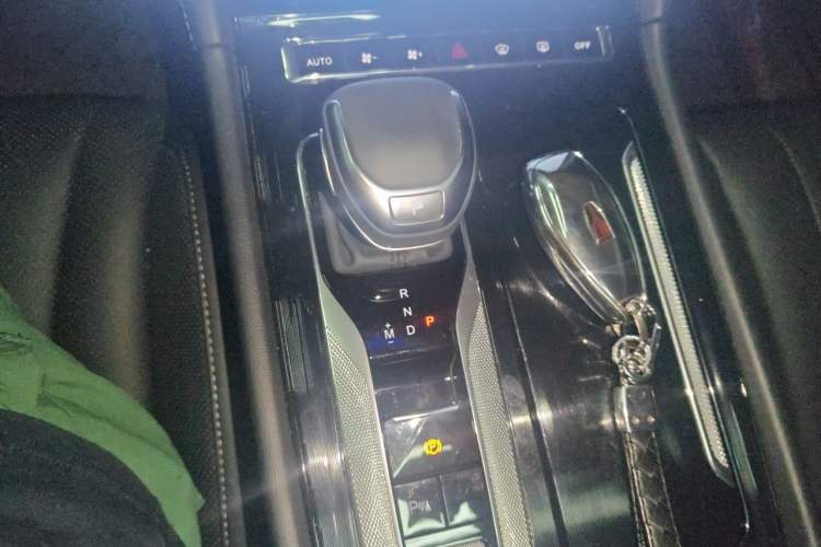 Used Hongqi H5 2024 2.0T Automatic Smart Connect Flagship Edition Gear Lever