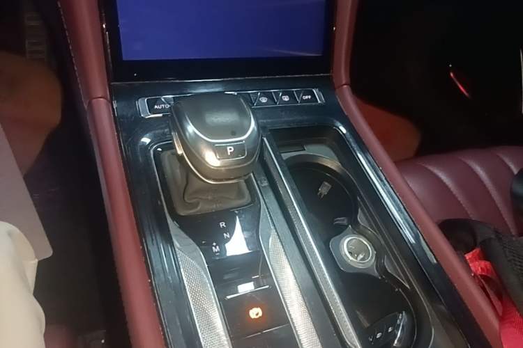 Used Hongqi H5 2024 2.0T Automatic Smart Connect Flagship Edition Gear Lever
