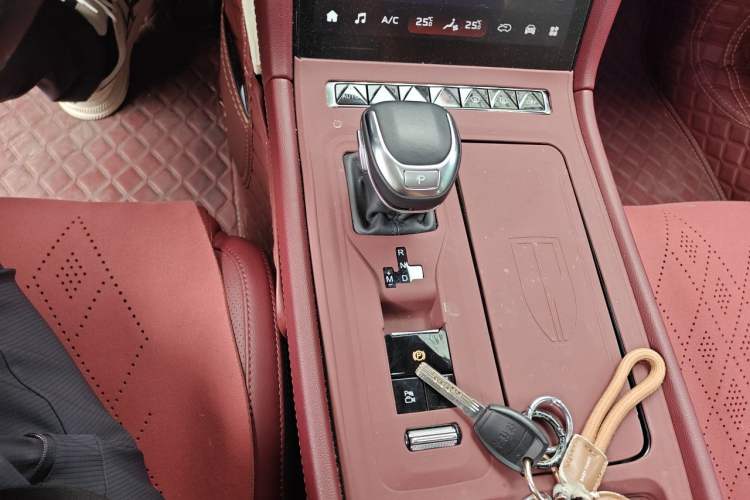 Used Hongqi H5 2024 2.0T Automatic Smart Connect Flagship Edition Gear Lever