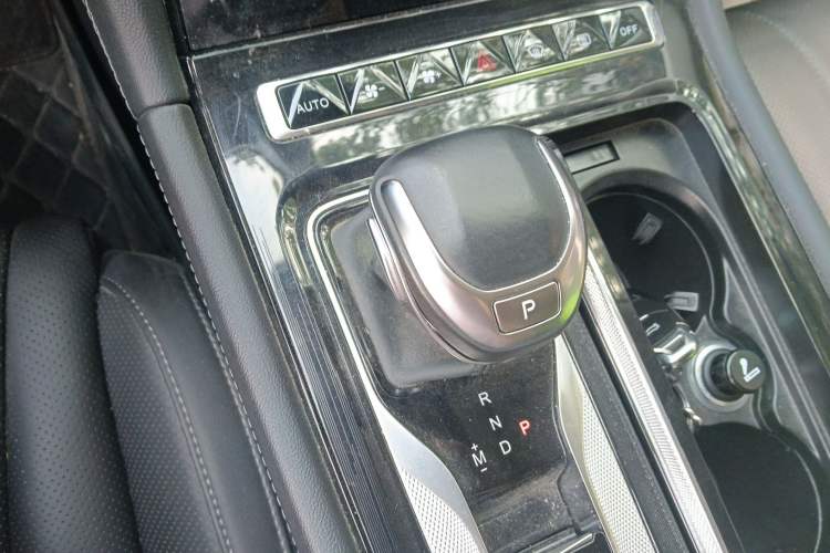 Used Hongqi H5 2024 2.0T Automatic Smart Connect Flagship Edition Gear Lever