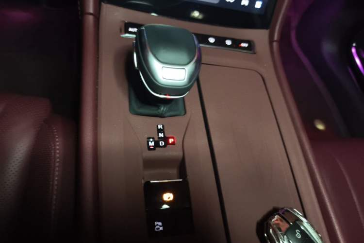 Used Hongqi H5 2024 2.0T Automatic Smart Connect Flagship Edition Gear Lever