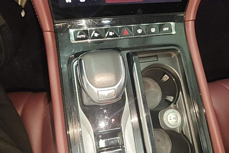 Used Hongqi H5 2024 2.0T Automatic Smart Connect Flagship Edition Gear Lever
