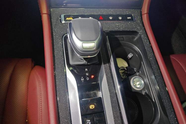 Used Hongqi H5 2024 2.0T Automatic Smart Connect Flagship Edition Gear Lever