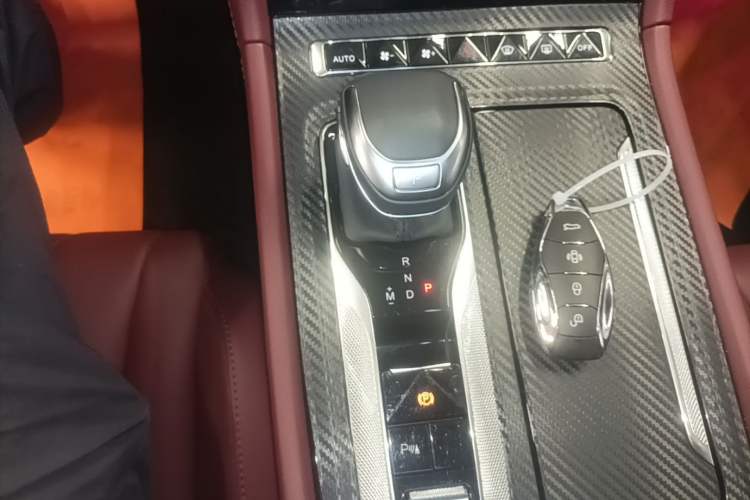 Used Hongqi H5 2024 2.0T Automatic Smart Connect Flagship Edition Gear Lever